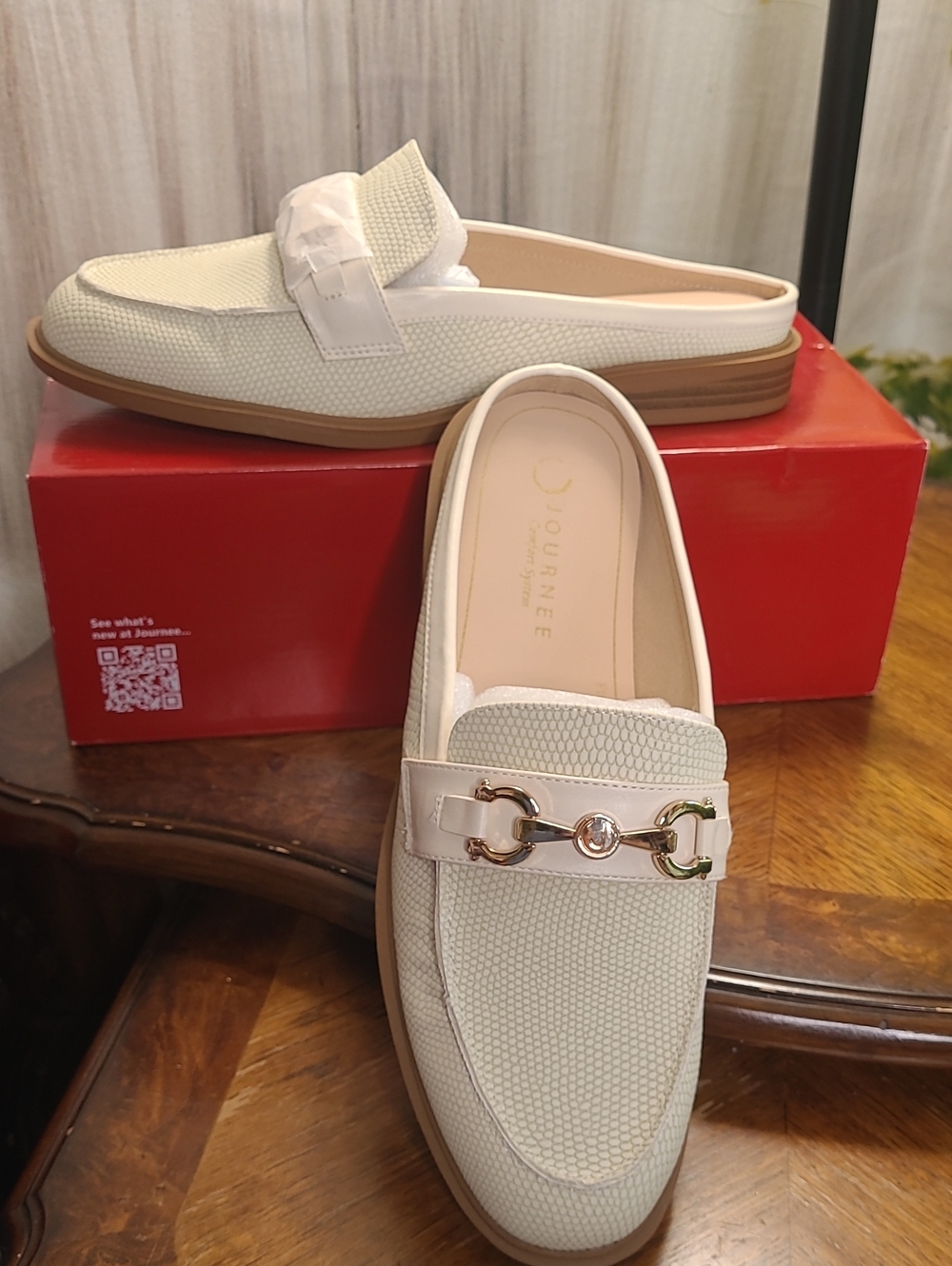 New in box! Journee Rayla Bone Lizard Womens 10 Slip on Mule Slide Shoes